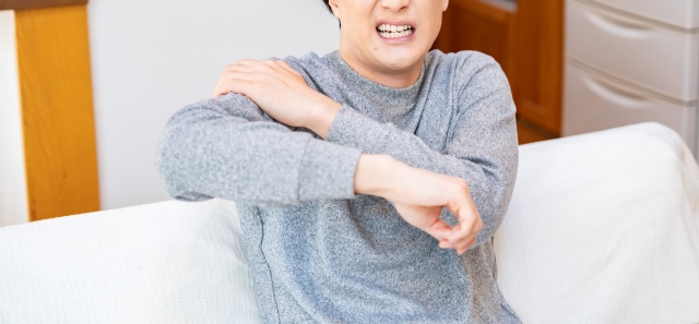 肩が痛いのは腱板断裂？