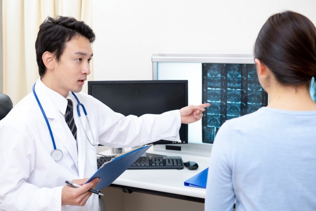 説明する医師画像