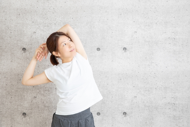 ストレッチをする女性