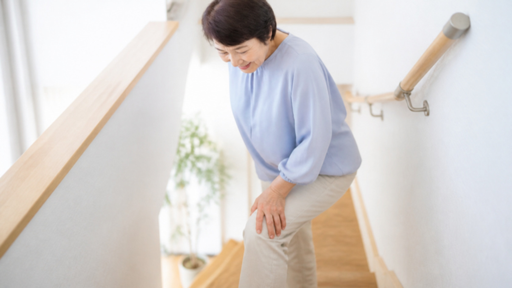 膝を曲げると痛い 階段やしゃがむ動作で膝の前が痛む女性