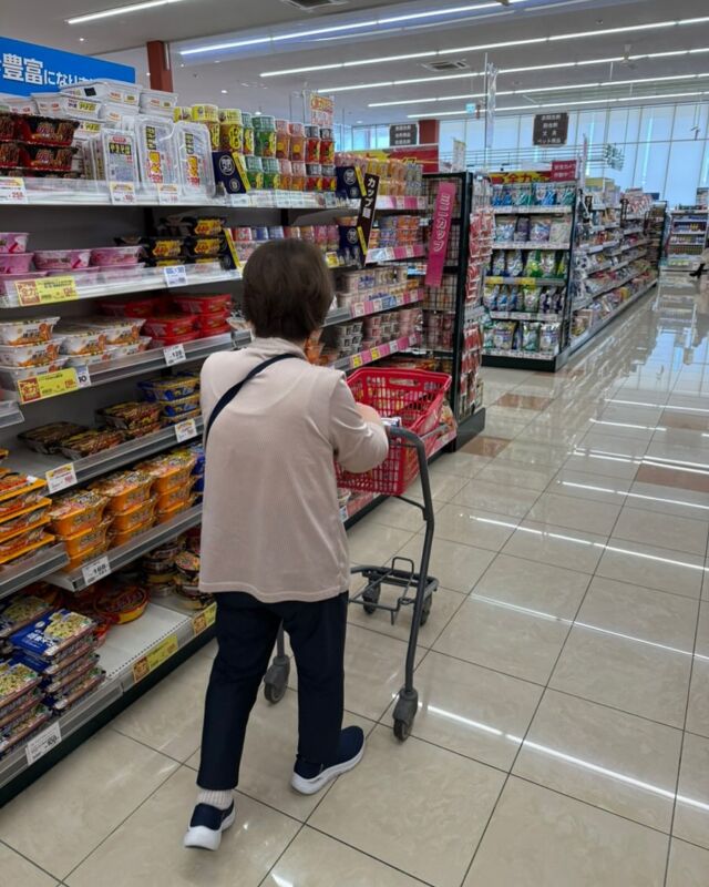こんにちは😃スマイル・マナです！
月曜日は買い物ツアー実施しております！！
普段買い物になかなか行けないご利用者様も楽しそうに買い物されています♪

カートを押しながらの歩行にもなりなかなか疲れる時もあるみたいですけど事前に用意していた買い物メモを片手に彼方此方に歩いています☺️

今日みたいな雨だと外に出にくいので良いですよね。
スタッフ何名かで転倒等ないように見守りながら行ってます♪